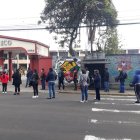 A esta hora se divide la larga fila que se ha formado en los exteriores del colegio Central Técnico en mujeres y hombres. El ingreso está ágil y ordenado.