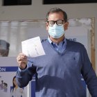 Carlos Rabascall ejerció su derecho al voto en la ciudad de Quito.