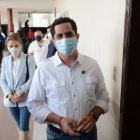 Xavier Hervas votó acompañado de su esposa en la ciudad de Quito.