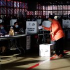 Miles de personas acuden a votar hoy, 11 de abril de 2021, en el Pabellón de Cristal de la Casa de Campo (Madrid).