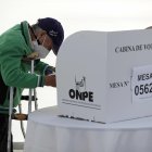 Un hombre vota hoy en un colegio electoral en Lima (Perú).