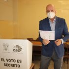 Alfredo Borrero ejerció su derecho al voto en la ciudad de Cuenca.