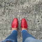 Magdy Mendoza lució sus zapatos rojos para ir a sufragar.