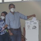 Guillermo Lasso votó en Guayaquil, acompañado de su esposa María Lourdes.