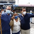 Carlos Rabascall y Andrés Arauz, junto a una comerciante de Quito.