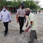 Uno de los adultos mayores que fue a sufragar a los recintos de Manabí.