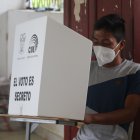 Miembros de la comunidad indígena de Ecuador, un 7% de la población, ejercen hoy su derecho al voto en el cantón Joya de los Sachas, en la Amazonía (Ecuador).