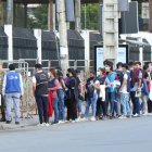 Personal de la mesa del recinto electoral haciendo fila para ingresar a una institución.