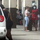 Centro. En el centro de la ciudad las trabajadoras sexuales se agrupan como que están conversando y allí esperan que un cliente las seleccione, como se ve a una haciendo negocio.