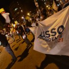 Simpatizantes de Guillermo Lasso celebran el triunfo en las afueras del CNE.