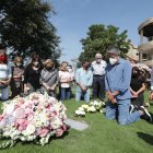 El presidente electo visitó la tumba de sus padres junto a familiares.