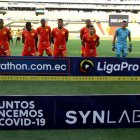 Los siete jugadores de Aucas que se presentaron en el Monumental para el duelo, que duró solo 17 minutos, porque al quedar seis en cancha, el triunfo fue torero por 3-0.