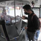 Dos adhesivos explican la modificación de los pasajes.