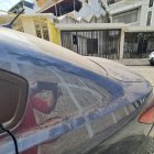 La ceniza se extiende por la carrocería de los autos de Guayaquil.