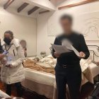 Acción. Miembros de la Fiscalía y la Policía durante los allanamientos efectuados esta madrugada por actos de corrupción en Petroecuador.