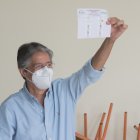 Guillermo Lasso saluda el 11 de abril de 2021 mientras vota en Guayaquil (Ecuador).