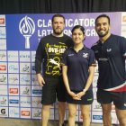 El entrenador Krisztian Nagy (i) junto a Nathaly Paredes y Alberto Miño.