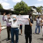 Vecinos con pancartas rechazan la recicladora.