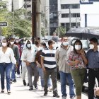 Fila. En las primeras horas de la mañana, la fila para sacar el pasaporte fue de unas cinco cuadras. Las personas llegaron desde la madrugada y esperaron unas cinco horas para obtener el documento.