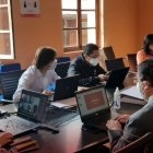 Los funcionarios presentan el avance de la obra civil y económica.