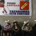 Familiares y padres del candidato a la Presidencia de Perú Pedro Castillo, esperan ver en la televisión a su hijo en el local de su partido Perú Libre, en el distrito de Tacabamba en el departamento de Cajamarca.