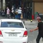 El aguatero distrae al conductor para que su cómplice meta la mano dentro del carro y se lleve el celular.