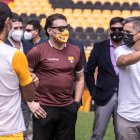 Carlos Alfaro Moreno (i), presidente de Barcelona, junto a Camilo Salinas, ministro de Salud, en el estadio Monumental.