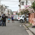 El cuerpo del presunto delincuente quedó junto a la vereda. Policía, ATM y CTE en el lugar del hecho.