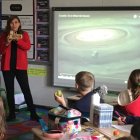La ecuatoriana María Elena Vivanco, en una de sus clases en una escuela de Estados Unidos, antes de la pandemia.