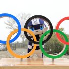 A 100 días, los organizadores presentaron las mascotas y los anillos olímpicos.