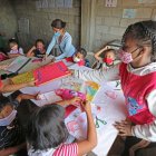 Los estudiantes buscaron ayuda de la comunidad para elaborar los portafolios escolares, la evidencia de que están en el sistema educativo.