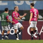 El atacante argentino superó la barrera y puso la pelota en la escuadra de Brenno. Imparable.