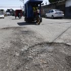 Daños. A lo largo de calles como 28 de Agosto (principal ingreso de la parroquia), Salitre y Cayambe, los baches alarman a los conductores.