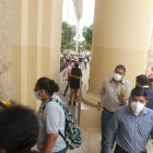 La fila para sacar el pasaporte el miércoles 14 y jueves 15 de abril por las primeras horas de la mañana fue corta en comparación con la del martes 13, cuando se volcaron más de 600 personas a sacar el documento.