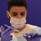 Imangen de archivo de un médico en Israel, preparando una vacuna.