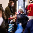 Con respecto a la población total, un 39,6 % de los 19 millones de neoyorquinos han recibido al menos una dosis, mientras que un 25,4 % está totalmente vacunado.