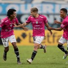 Christian Ortiz (centro) celebra después de anotar el segundo gol ante Gremio, en la tercera fase de la Copa Libertadores