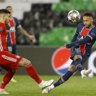 Neymar (d) fue la máxima figura del PSG en la vuelta contra el Bayern Munich.