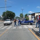 Irrespeto. En las calles Galápagos y la 29 no hay semáforo y los carros no se detienen para permitir que los peatones crucen la calle, como se ve en la foto, así existe un alto porcentaje de riesgo de ser atropellado.