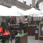 El inmobiliario al aire libre busca atraer a mayor número de clientes.