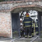 El personal del Cuerpo de Bomberos realizan una investigación para saber qué provocó el incendio en una casa que al parecer preparaban productos químicos.