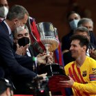 Lionel Messi recibe la Copa del Rey después de ganar al Bilbao en la final.