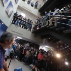 Recorridos. Guillermo Lasso estuvo el viernes en TC Televisión, en Guayaquil, y les prometió a los trabajadores que respetará la libertad de prensa.