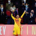 Lionel Messi alza los brazos en señal de victoria luego de ganar la Copa del Rey.