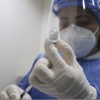 Dosis. En el Hospital de la Mujer Alfredo G. Paulson de Guayaquil se administran vacunan a adultos mayores y personas con discapacidad.