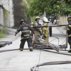 Los bomberos atendiendo el incendio que ocurrió el sábado 17 de abril, en Urbanor, en una bodega clandestina de productos químicos.
