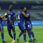 Los jugadores de Emelec celebran el primer gol ante Técnico Universitario.