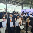 Marcos Molina (c) y Bella Jiménez (d) ambos son legisladores electos por la Izquierda Democrática.