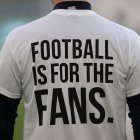 Kalvin Phillips, del Leeds United, muestra la camiseta con el mensaje en contra de la Superliga.