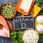 La leche y los cereales fortificados. Los pescados grasos como el salmón, el atún o las sardinas. El hígado vacuno, la yema de huevo y el queso, son algunos de los alimentos que tienen vitamina D.